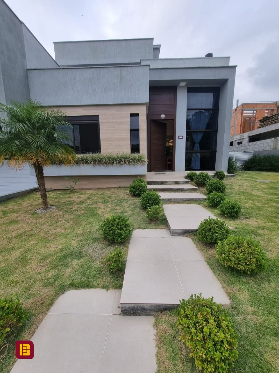 Casa de Condomínio com 236m², 4 quartos (sendo 3 suítes), 4 garagens, no bairro Cachoeira do Bom Jesus em Florianópolis