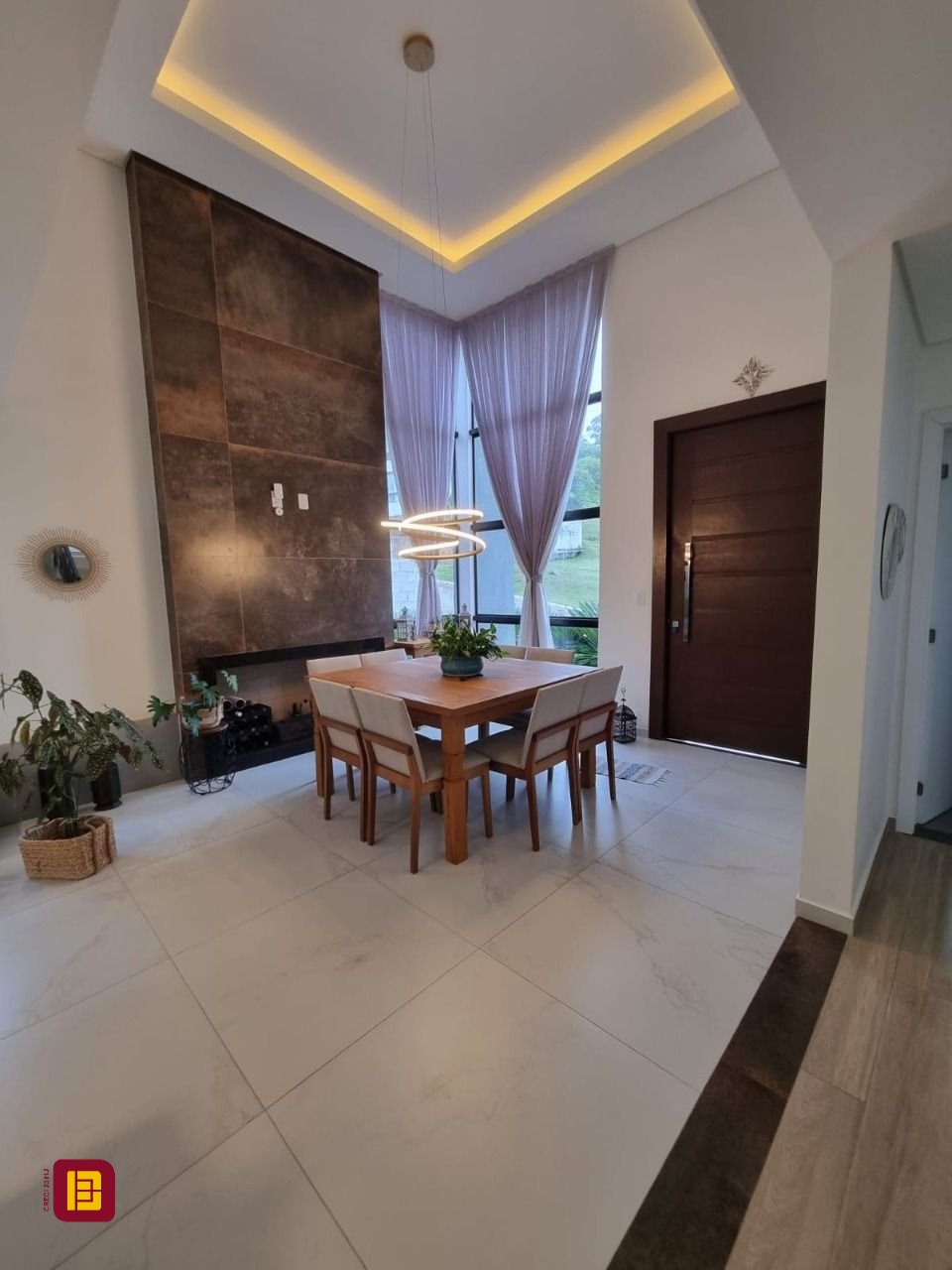 Casa de Condomínio com 236m², 4 quartos (sendo 3 suítes), 4 garagens, no bairro Cachoeira do Bom Jesus em Florianópolis