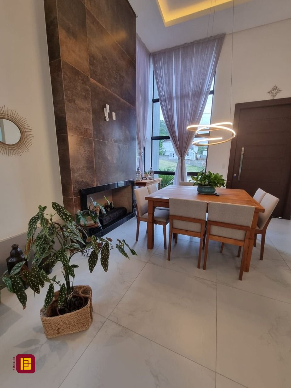 Casa de Condomínio com 236m², 4 quartos (sendo 3 suítes), 4 garagens, no bairro Cachoeira do Bom Jesus em Florianópolis