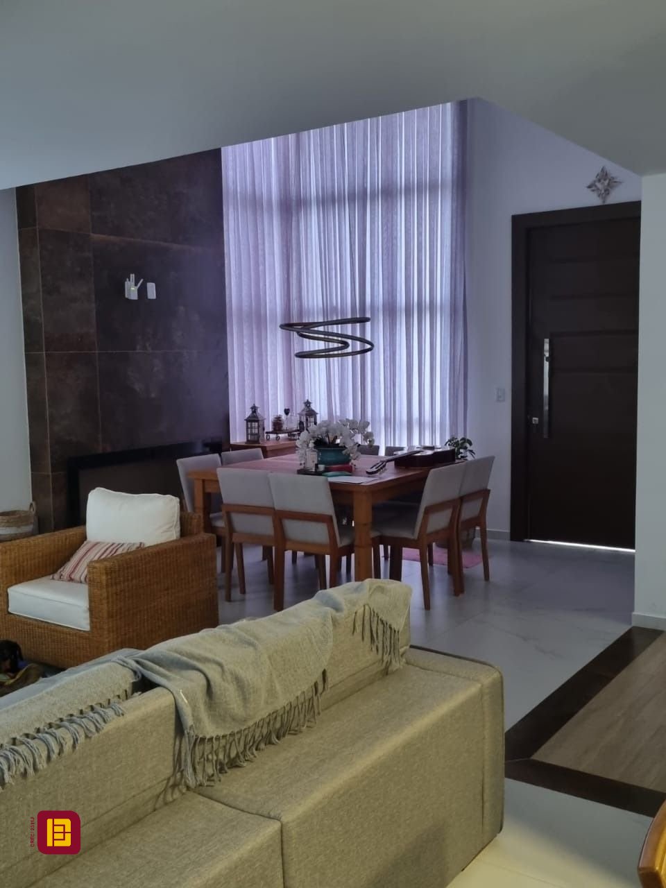 Casa de Condomínio com 236m², 4 quartos (sendo 3 suítes), 4 garagens, no bairro Cachoeira do Bom Jesus em Florianópolis