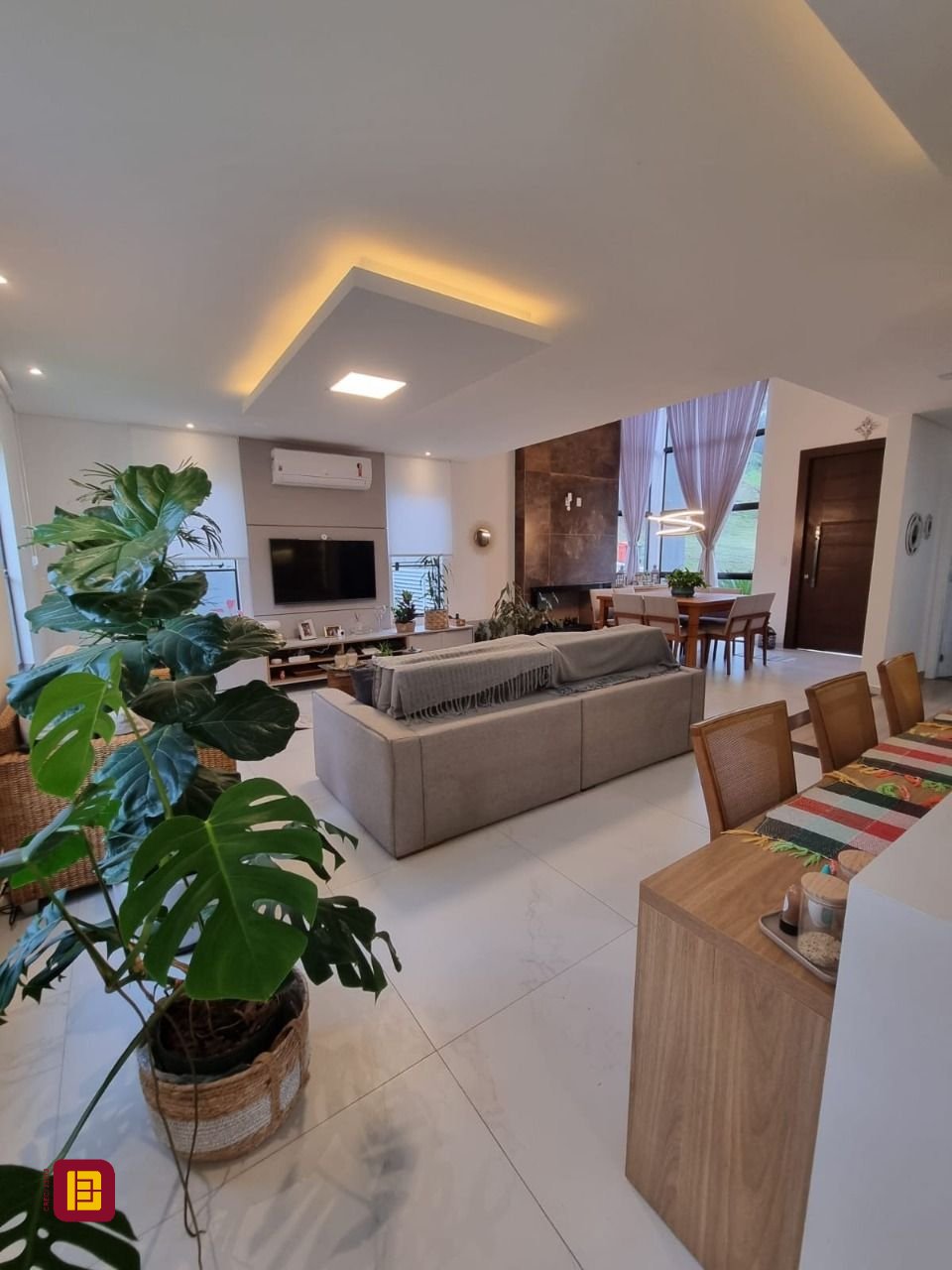 Casa de Condomínio com 236m², 4 quartos (sendo 3 suítes), 4 garagens, no bairro Cachoeira do Bom Jesus em Florianópolis