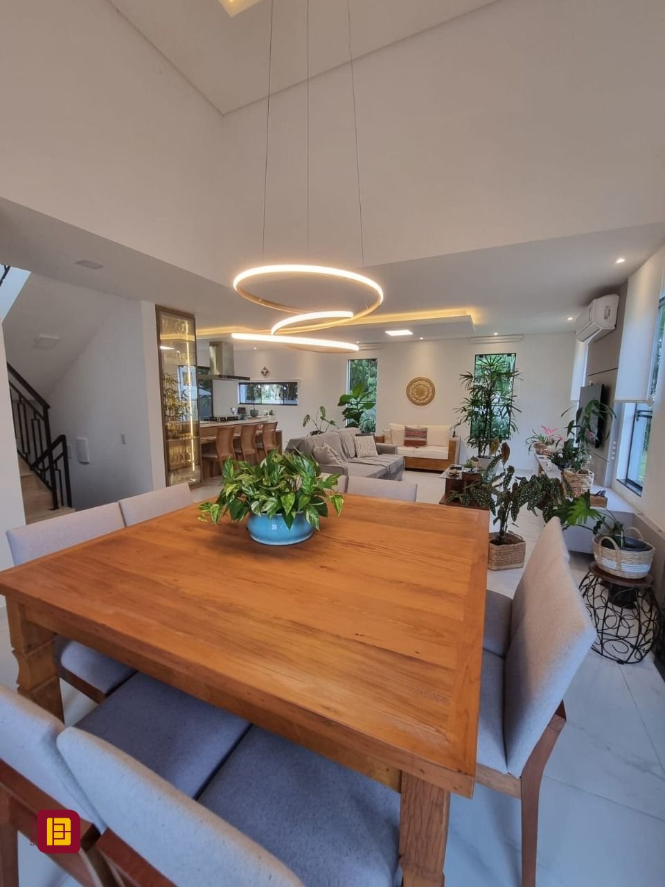 Casa de Condomínio com 236m², 4 quartos (sendo 3 suítes), 4 garagens, no bairro Cachoeira do Bom Jesus em Florianópolis