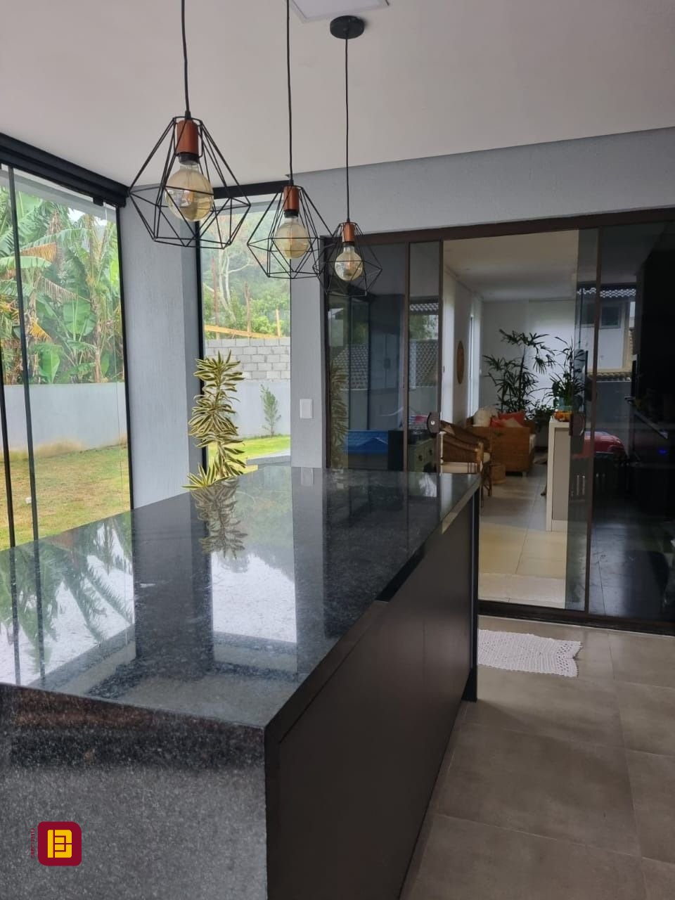 Casa de Condomínio com 236m², 4 quartos (sendo 3 suítes), 4 garagens, no bairro Cachoeira do Bom Jesus em Florianópolis