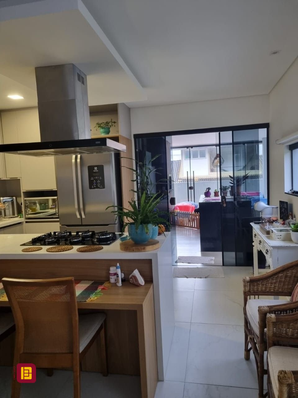 Casa de Condomínio com 236m², 4 quartos (sendo 3 suítes), 4 garagens, no bairro Cachoeira do Bom Jesus em Florianópolis