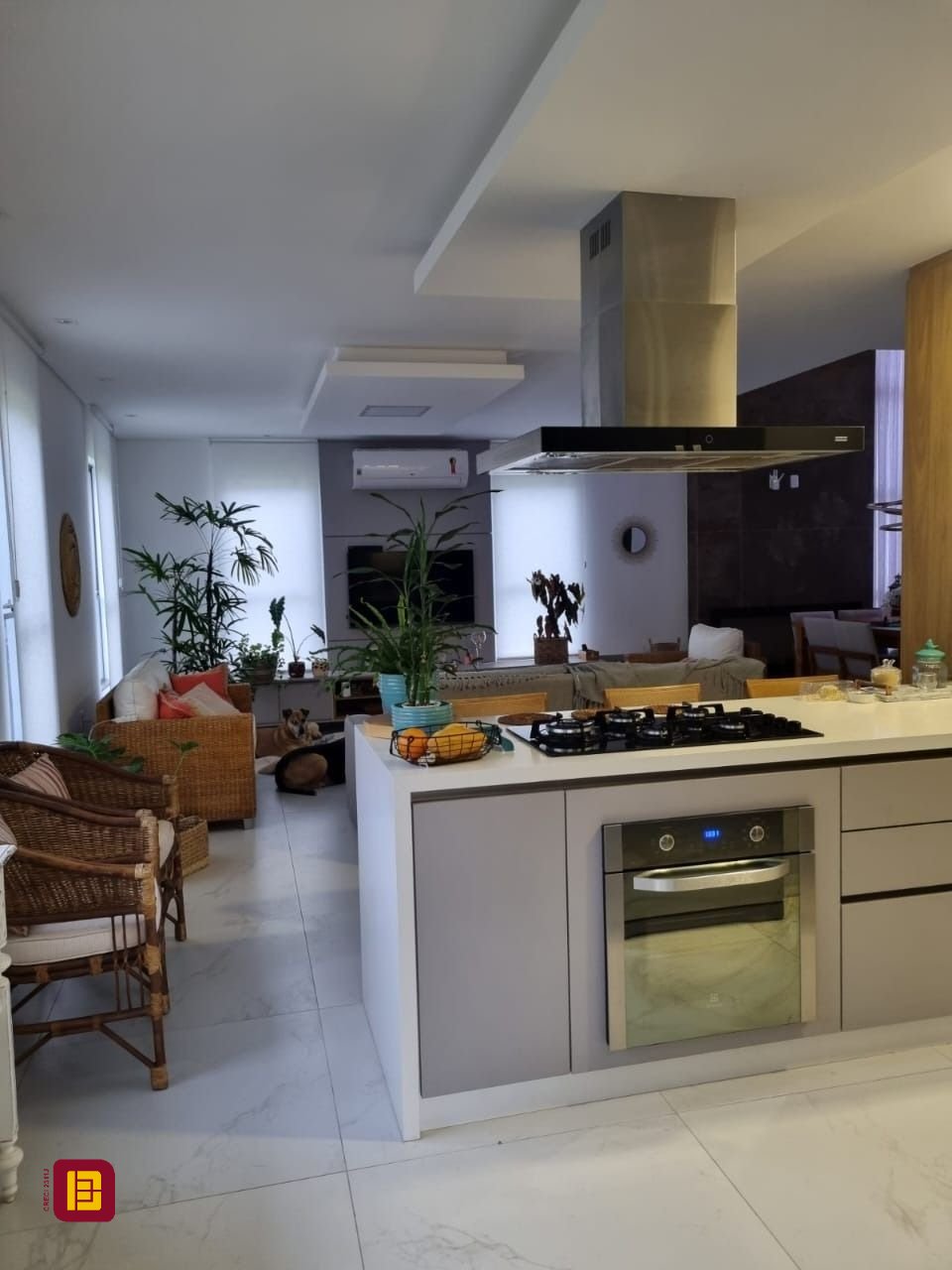 Casa de Condomínio com 236m², 4 quartos (sendo 3 suítes), 4 garagens, no bairro Cachoeira do Bom Jesus em Florianópolis