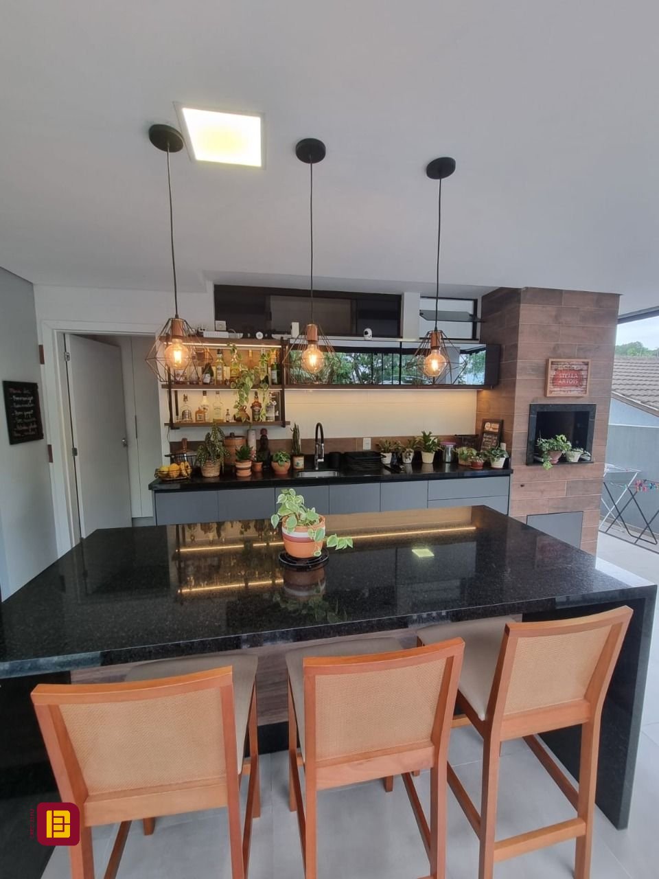 Casa de Condomínio com 236m², 4 quartos (sendo 3 suítes), 4 garagens, no bairro Cachoeira do Bom Jesus em Florianópolis