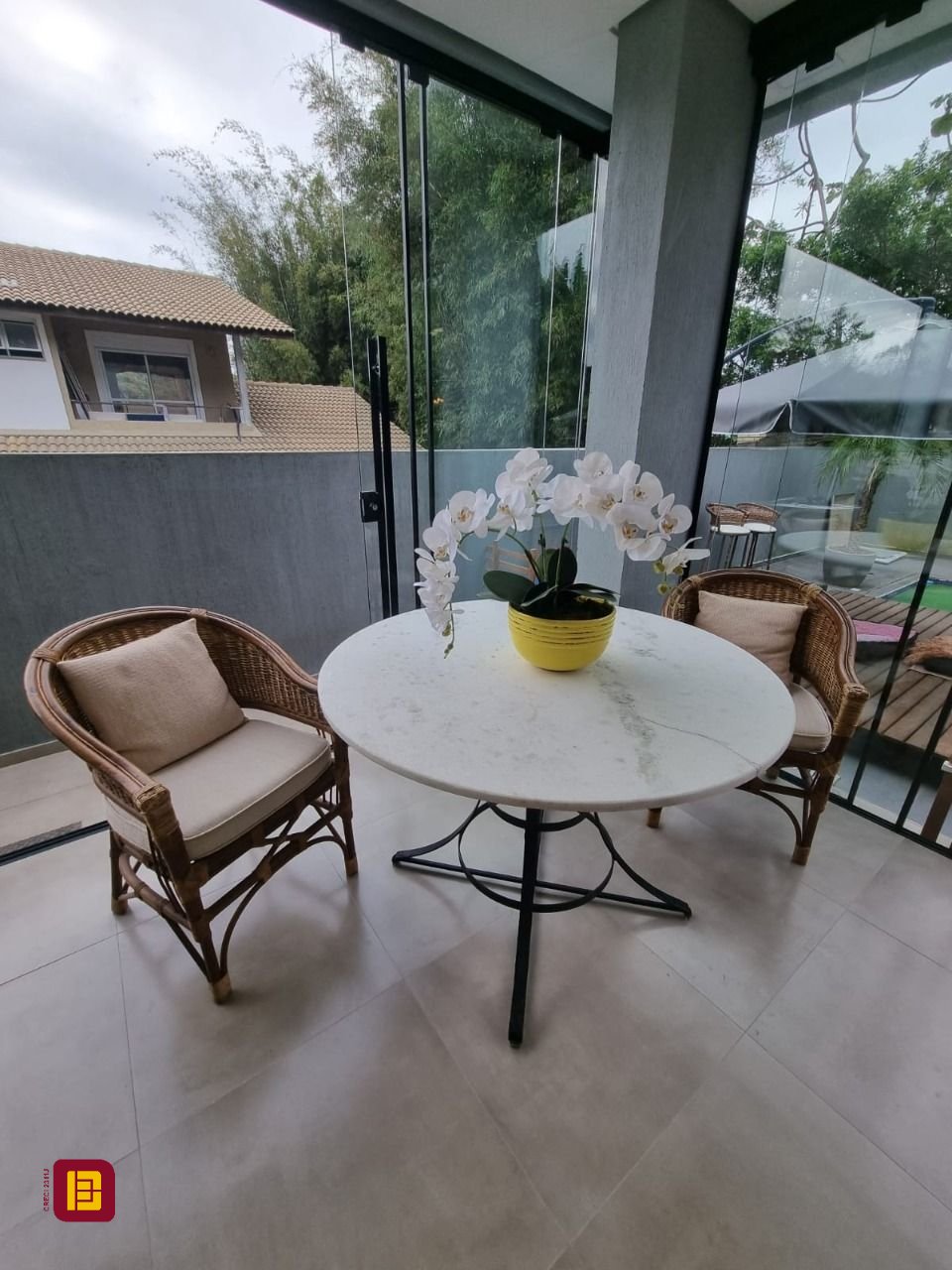 Casa de Condomínio com 236m², 4 quartos (sendo 3 suítes), 4 garagens, no bairro Cachoeira do Bom Jesus em Florianópolis