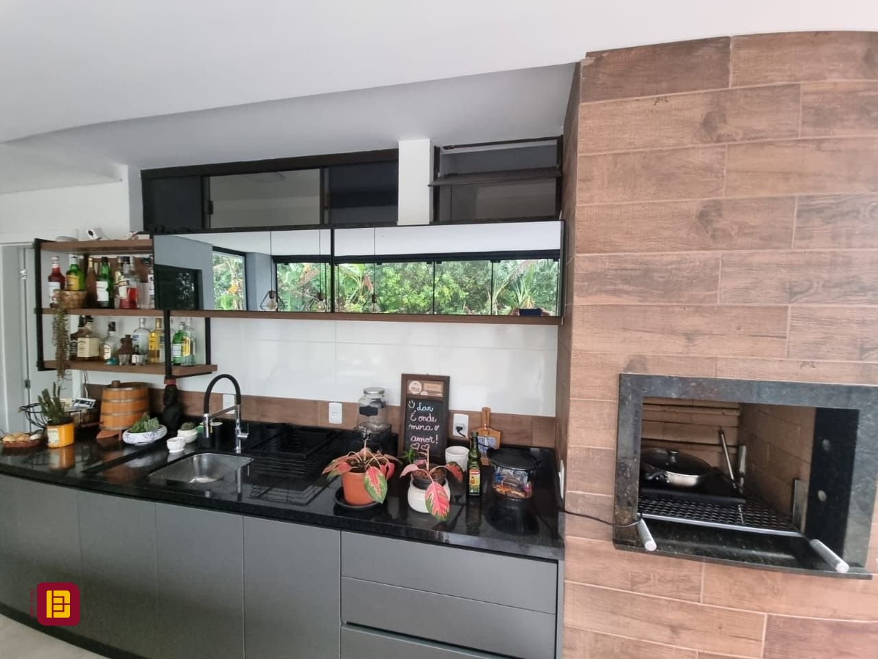 Casa de Condomínio com 236m², 4 quartos (sendo 3 suítes), 4 garagens, no bairro Cachoeira do Bom Jesus em Florianópolis