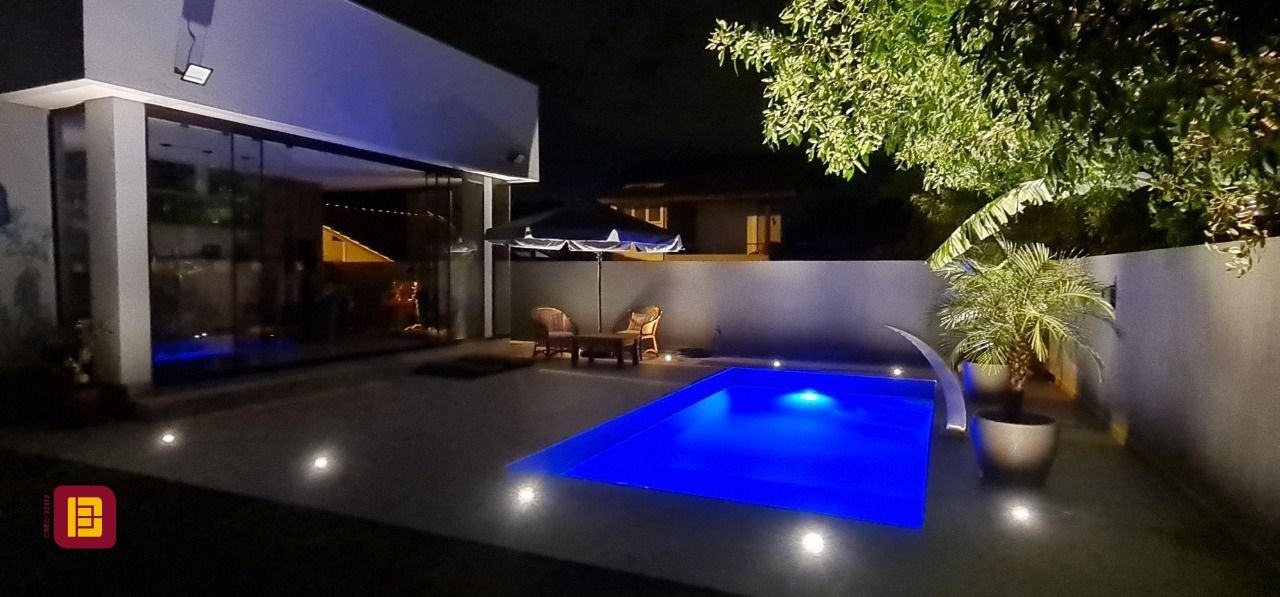 Casa de Condomínio com 236m², 4 quartos (sendo 3 suítes), 4 garagens, no bairro Cachoeira do Bom Jesus em Florianópolis