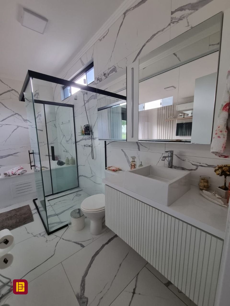 Casa de Condomínio com 236m², 4 quartos (sendo 3 suítes), 4 garagens, no bairro Cachoeira do Bom Jesus em Florianópolis