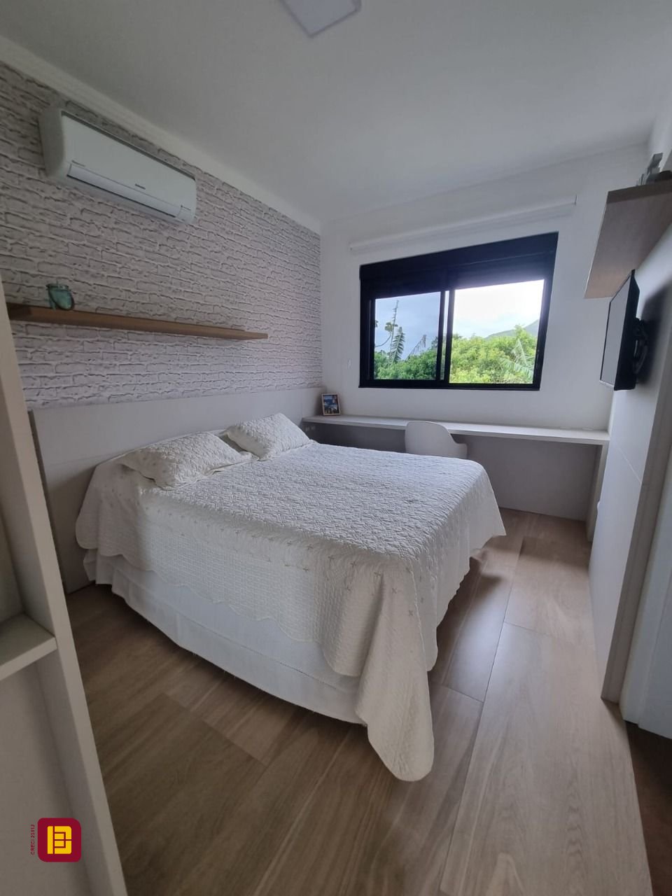 Casa de Condomínio com 236m², 4 quartos (sendo 3 suítes), 4 garagens, no bairro Cachoeira do Bom Jesus em Florianópolis