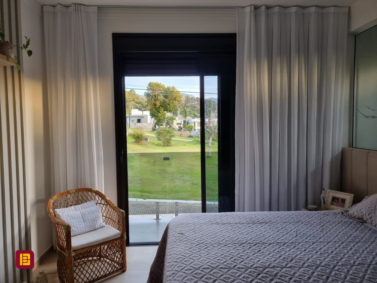 Casa de Condomínio com 236m², 4 quartos (sendo 3 suítes), 4 garagens, no bairro Cachoeira do Bom Jesus em Florianópolis