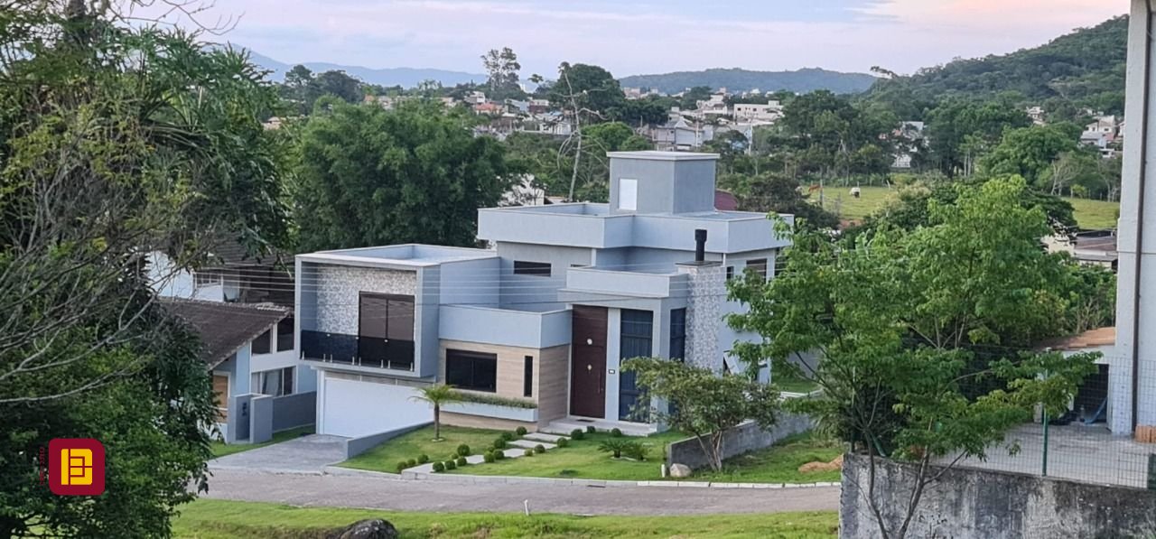 Casa de Condomínio com 236m², 7 quartos (sendo 3 suítes), 4 garagens, no bairro Cachoeira do Bom Jesus em Florianópolis