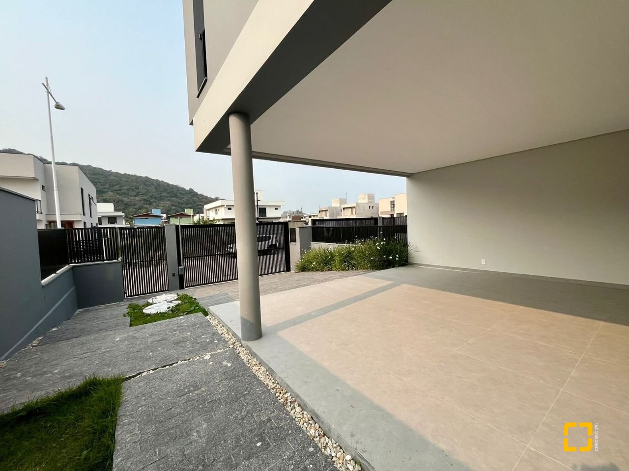 Casa com 189m², 6 quartos (sendo 3 suítes), 2 garagens, no bairro Rio Tavares em Florianópolis