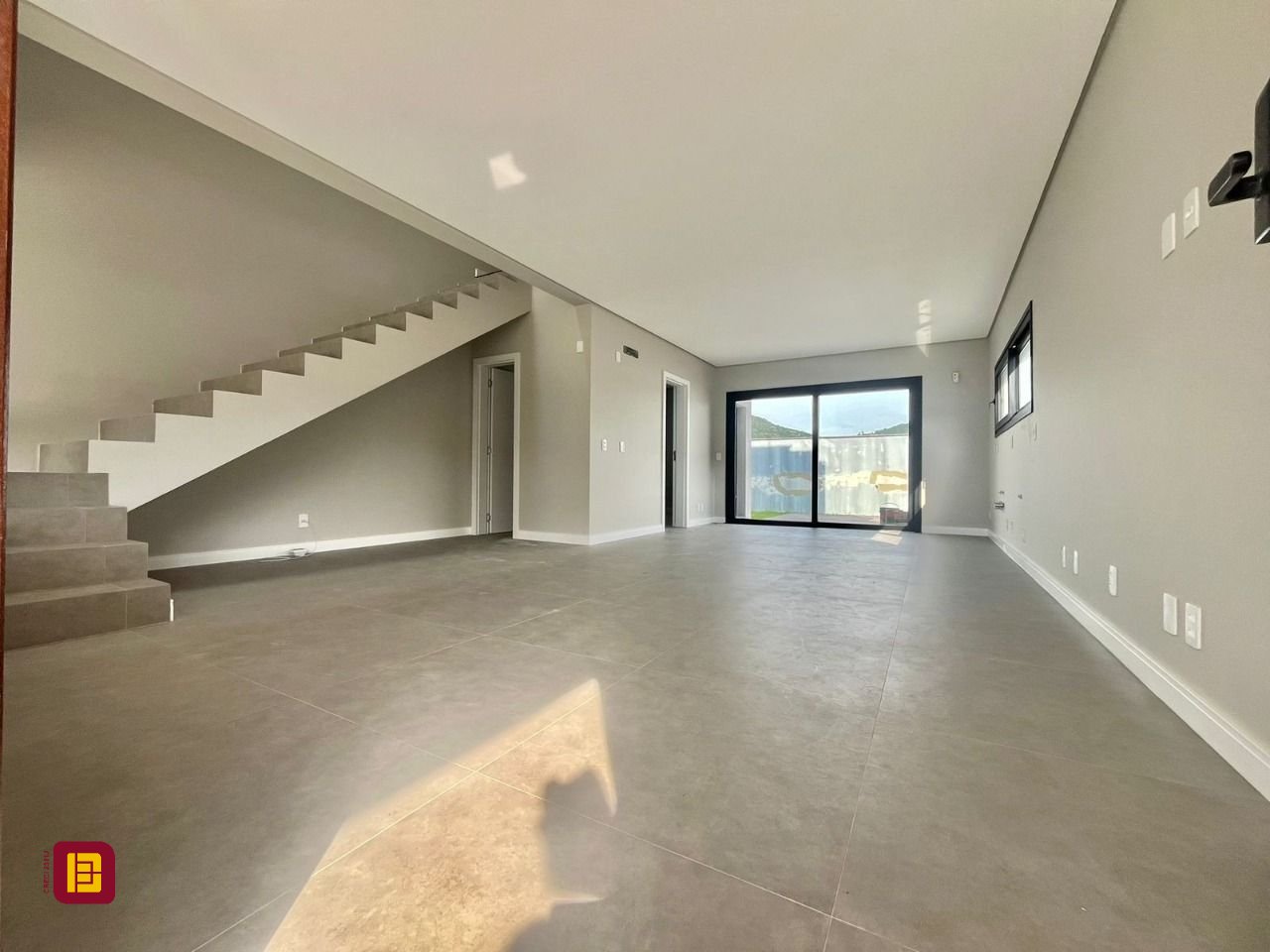 Casa com 189m², 6 quartos (sendo 3 suítes), 2 garagens, no bairro Rio Tavares em Florianópolis