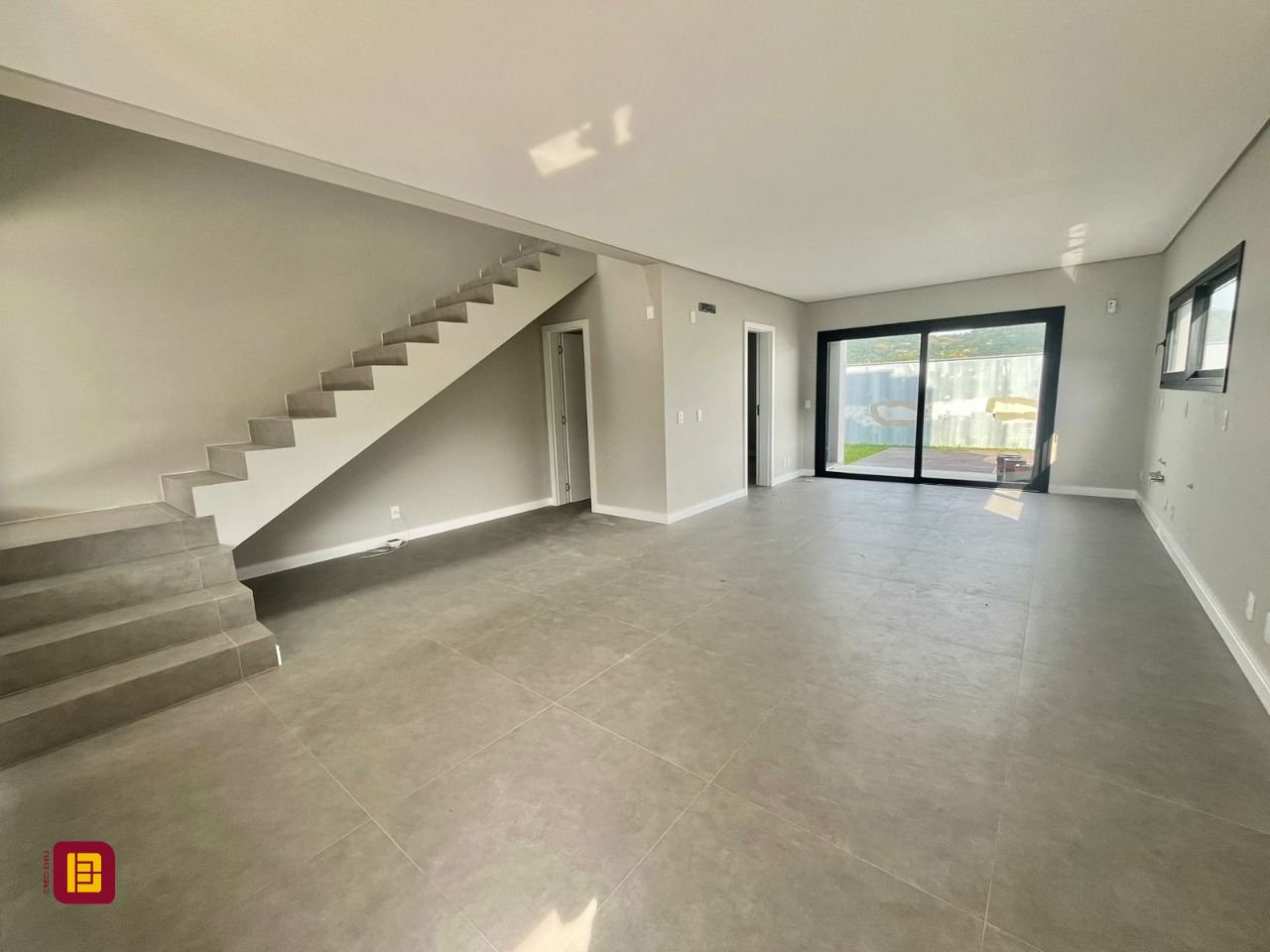 Casa com 189m², 6 quartos (sendo 3 suítes), 2 garagens, no bairro Rio Tavares em Florianópolis