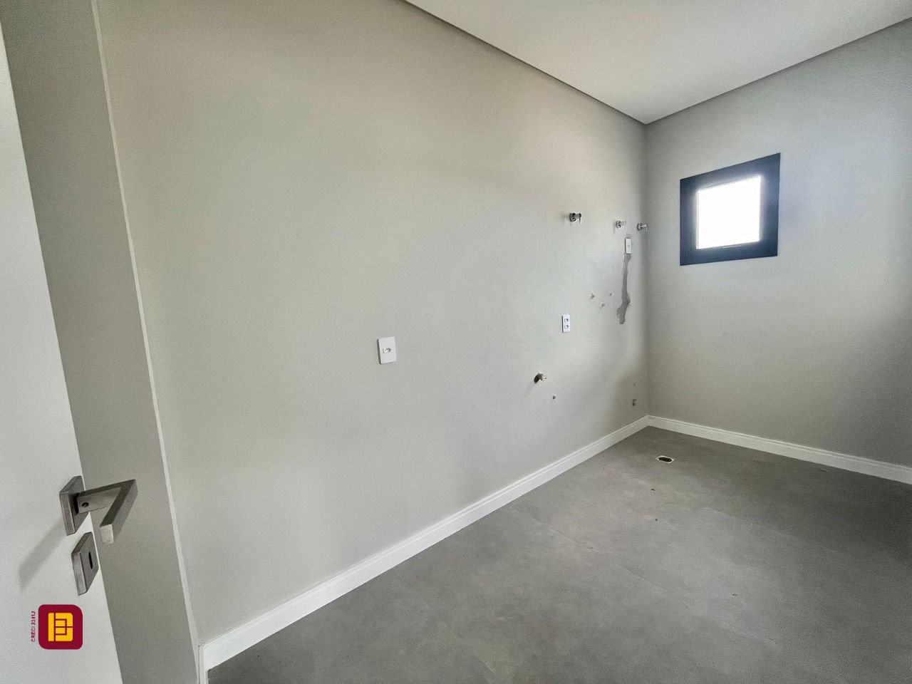 Casa com 189m², 6 quartos (sendo 3 suítes), 2 garagens, no bairro Rio Tavares em Florianópolis