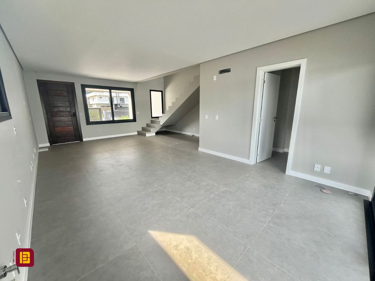Casa com 189m², 6 quartos (sendo 3 suítes), 2 garagens, no bairro Rio Tavares em Florianópolis