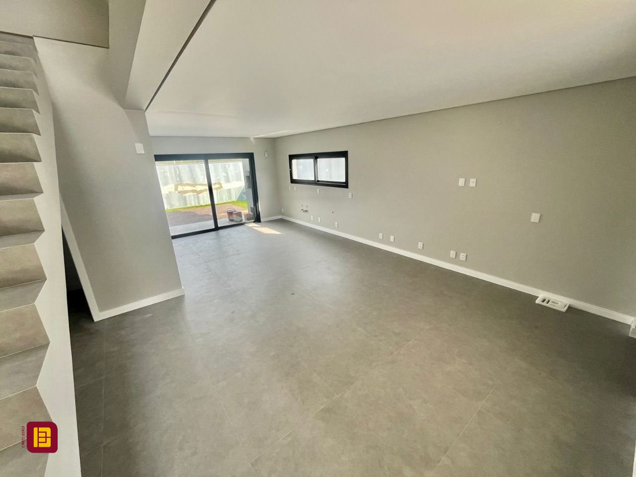 Casa com 189m², 6 quartos (sendo 3 suítes), 2 garagens, no bairro Rio Tavares em Florianópolis
