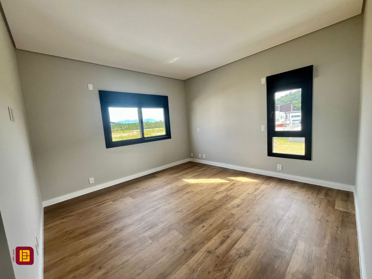 Casa com 189m², 6 quartos (sendo 3 suítes), 2 garagens, no bairro Rio Tavares em Florianópolis