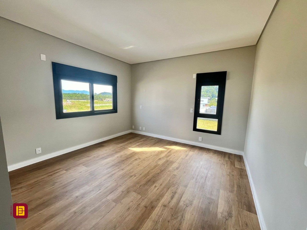 Casa com 189m², 6 quartos (sendo 3 suítes), 2 garagens, no bairro Rio Tavares em Florianópolis