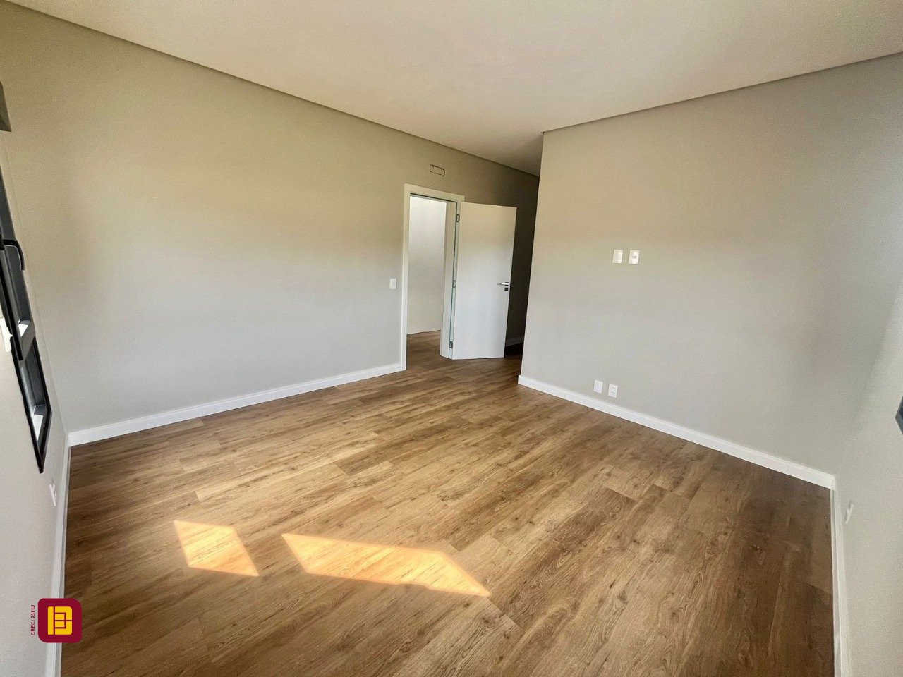 Casa com 189m², 6 quartos (sendo 3 suítes), 2 garagens, no bairro Rio Tavares em Florianópolis