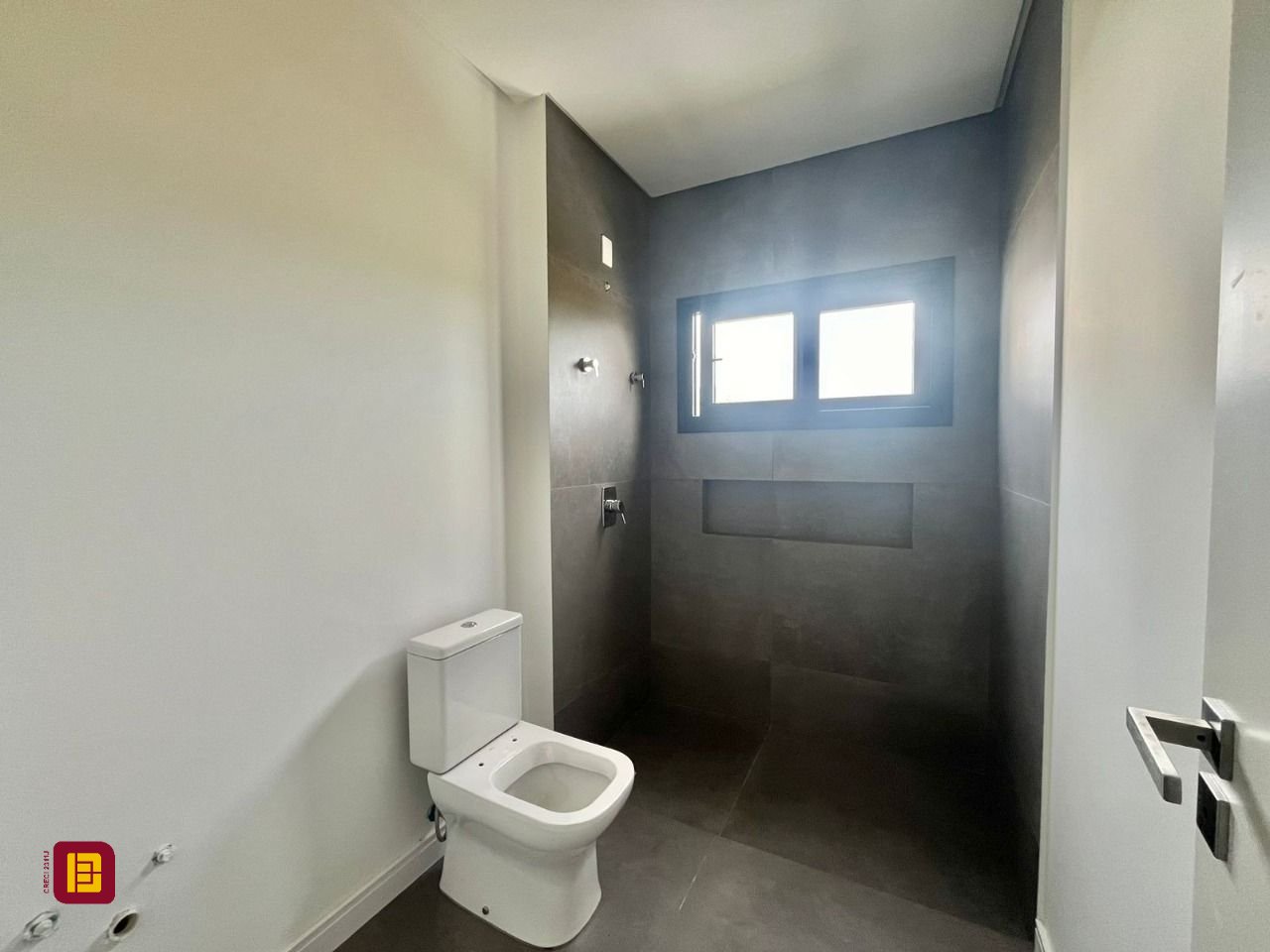 Casa com 189m², 6 quartos (sendo 3 suítes), 2 garagens, no bairro Rio Tavares em Florianópolis