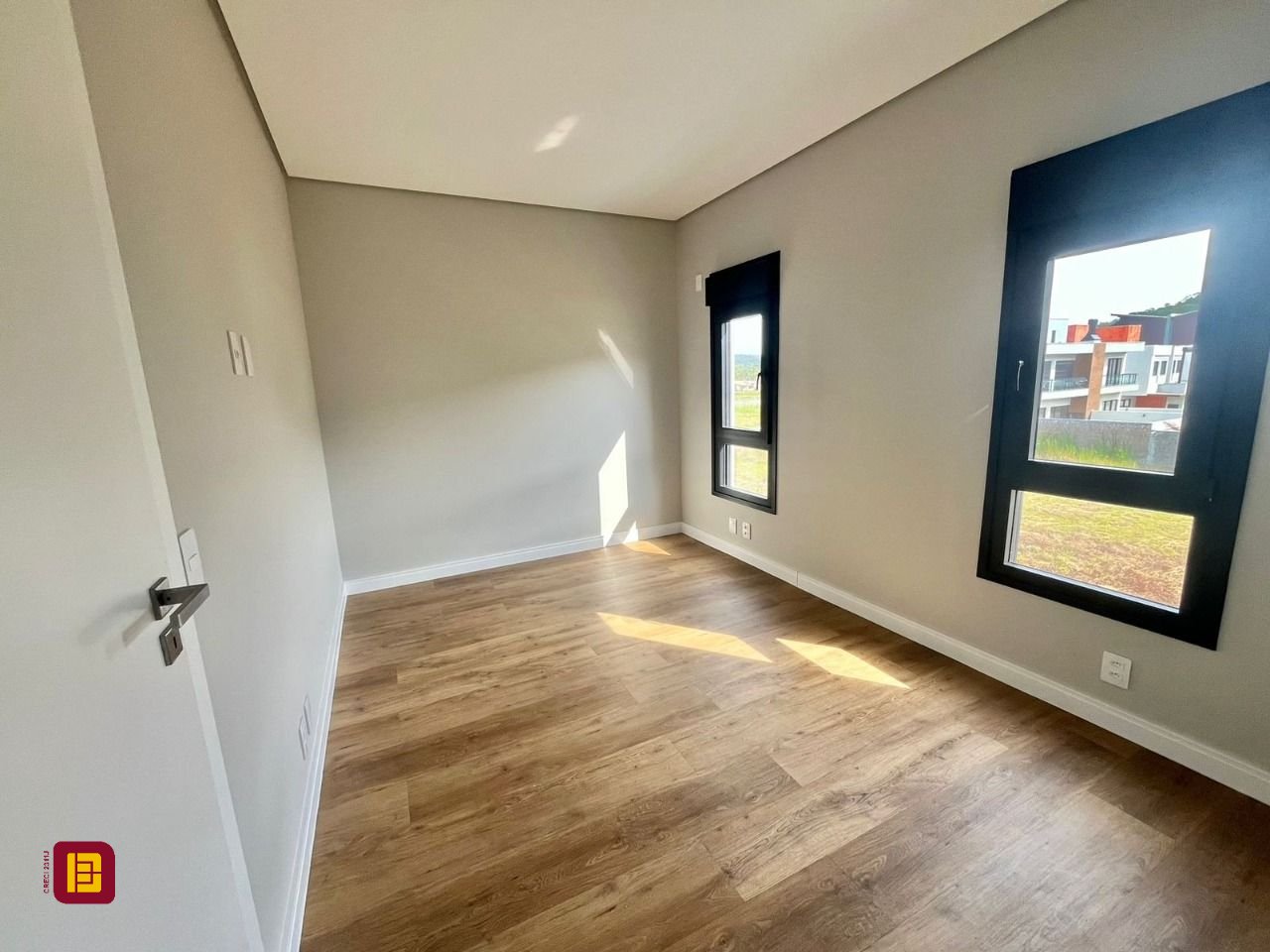Casa com 189m², 6 quartos (sendo 3 suítes), 2 garagens, no bairro Rio Tavares em Florianópolis