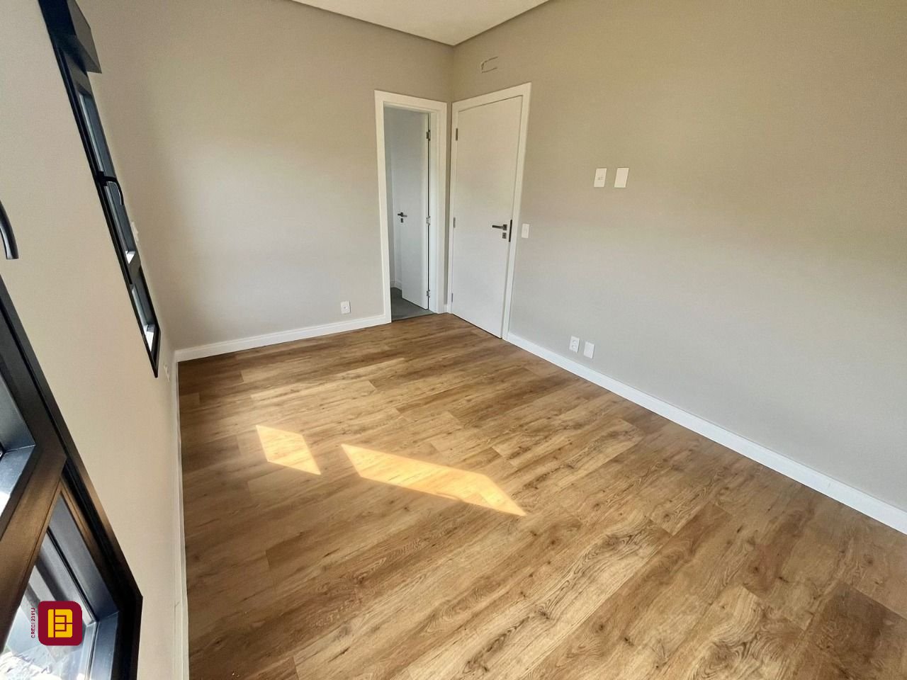 Casa com 189m², 6 quartos (sendo 3 suítes), 2 garagens, no bairro Rio Tavares em Florianópolis