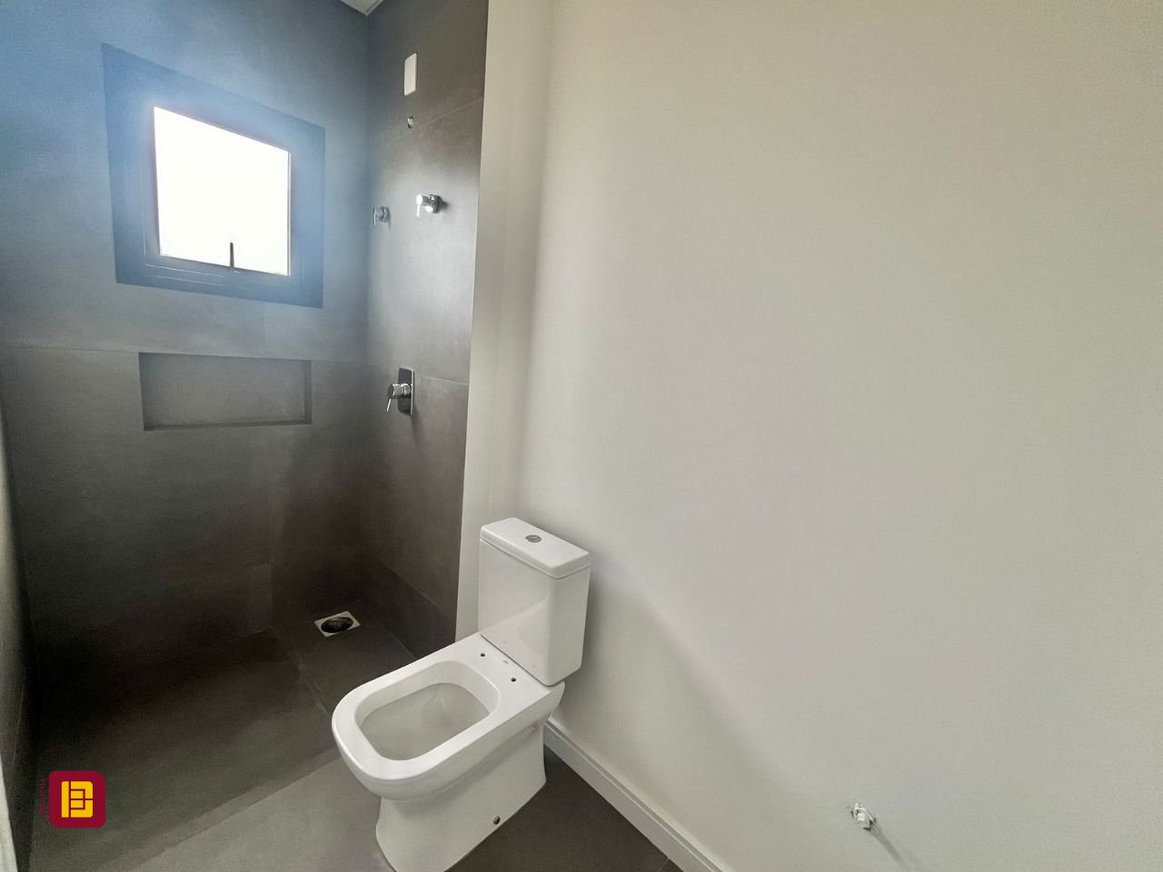 Casa com 189m², 6 quartos (sendo 3 suítes), 2 garagens, no bairro Rio Tavares em Florianópolis