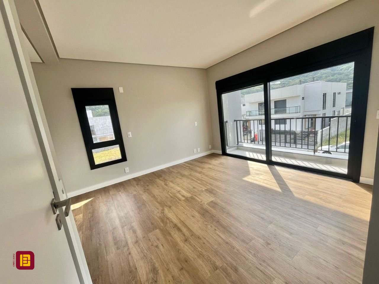 Casa com 189m², 6 quartos (sendo 3 suítes), 2 garagens, no bairro Rio Tavares em Florianópolis