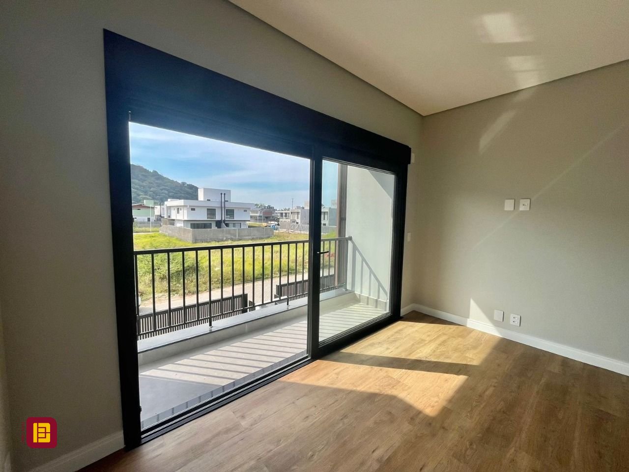 Casa com 189m², 6 quartos (sendo 3 suítes), 2 garagens, no bairro Rio Tavares em Florianópolis