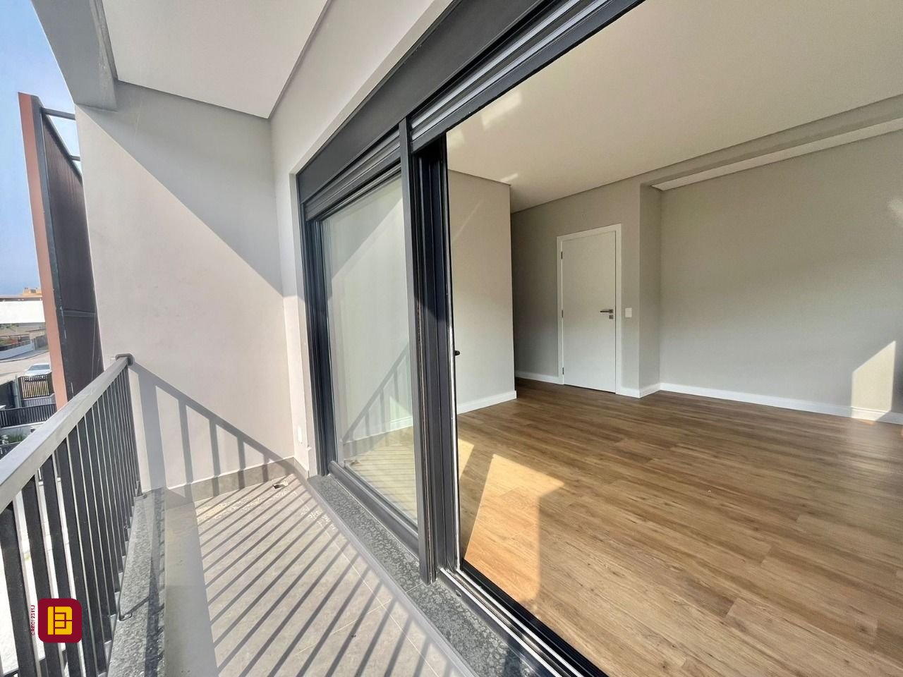 Casa com 189m², 6 quartos (sendo 3 suítes), 2 garagens, no bairro Rio Tavares em Florianópolis