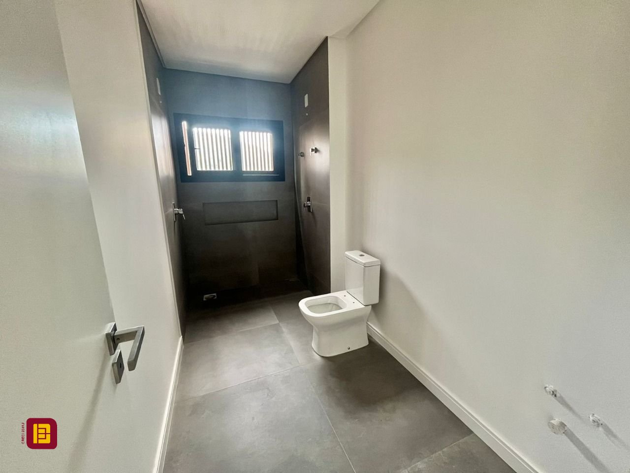 Casa com 189m², 6 quartos (sendo 3 suítes), 2 garagens, no bairro Rio Tavares em Florianópolis