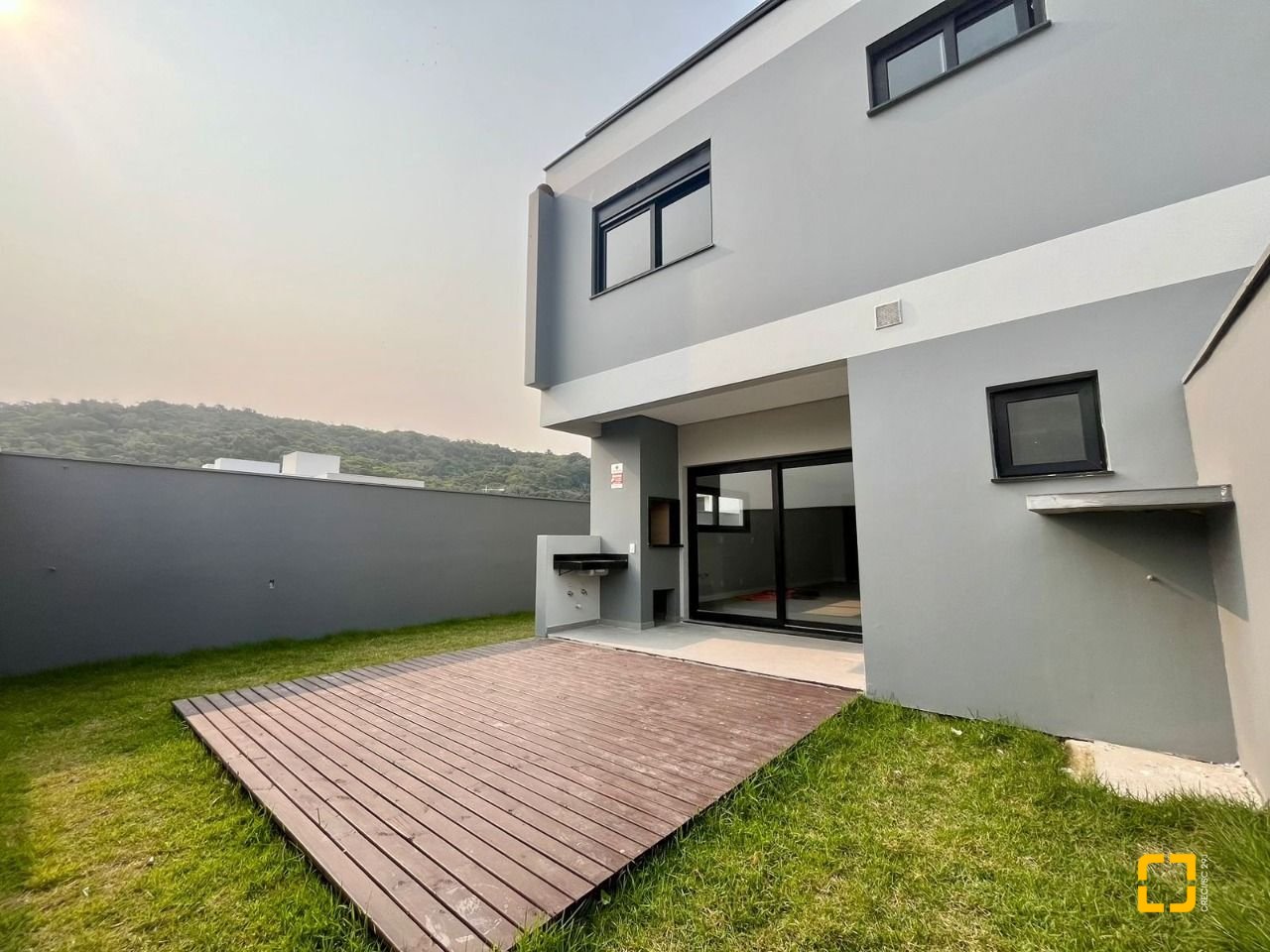 Casa com 189m², 6 quartos (sendo 3 suítes), 2 garagens, no bairro Rio Tavares em Florianópolis