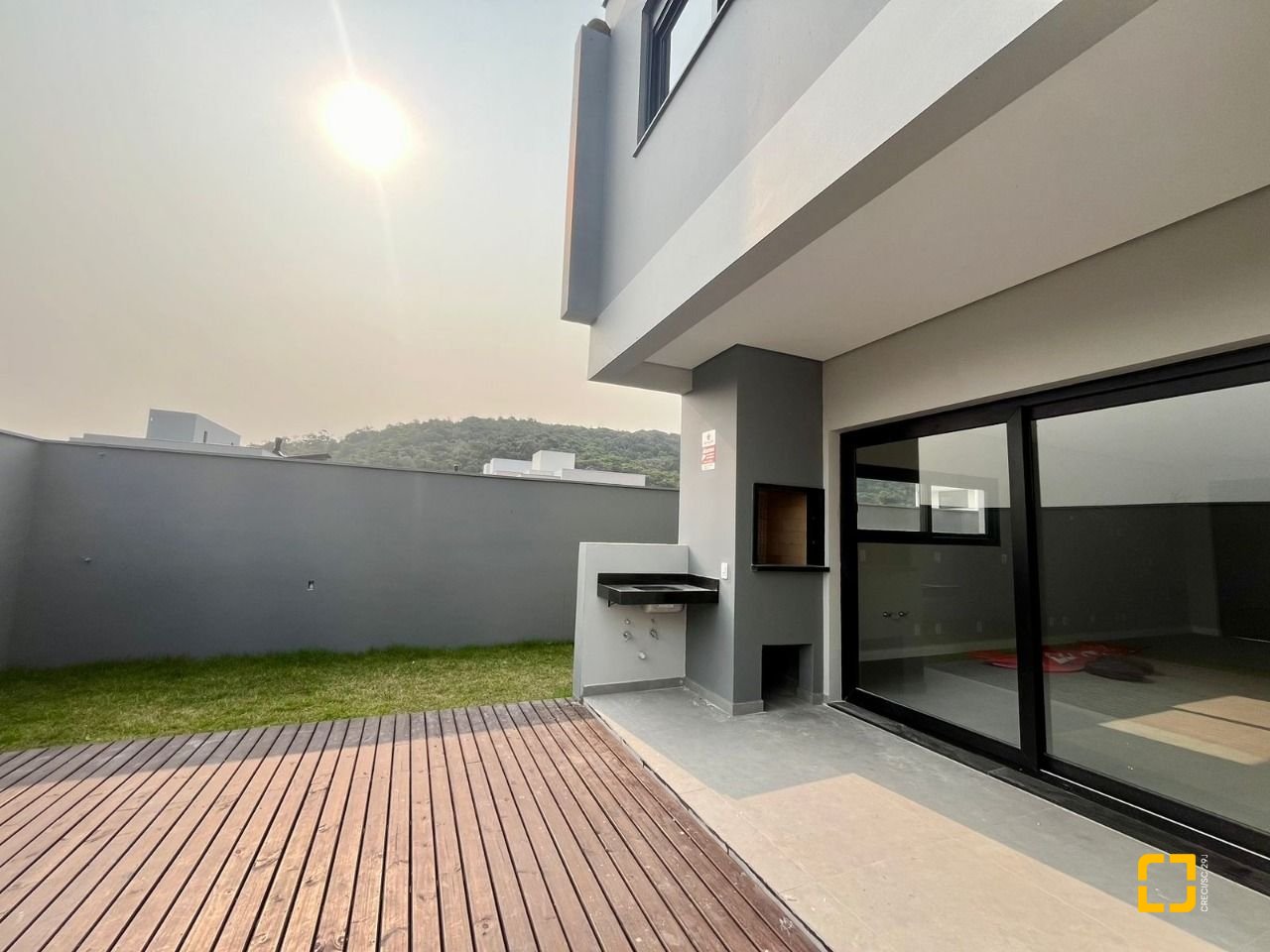 Casa com 189m², 6 quartos (sendo 3 suítes), 2 garagens, no bairro Rio Tavares em Florianópolis