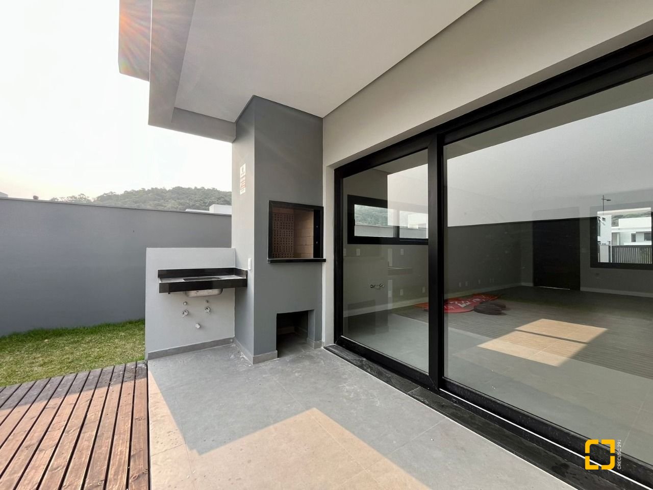 Casa com 189m², 6 quartos (sendo 3 suítes), 2 garagens, no bairro Rio Tavares em Florianópolis