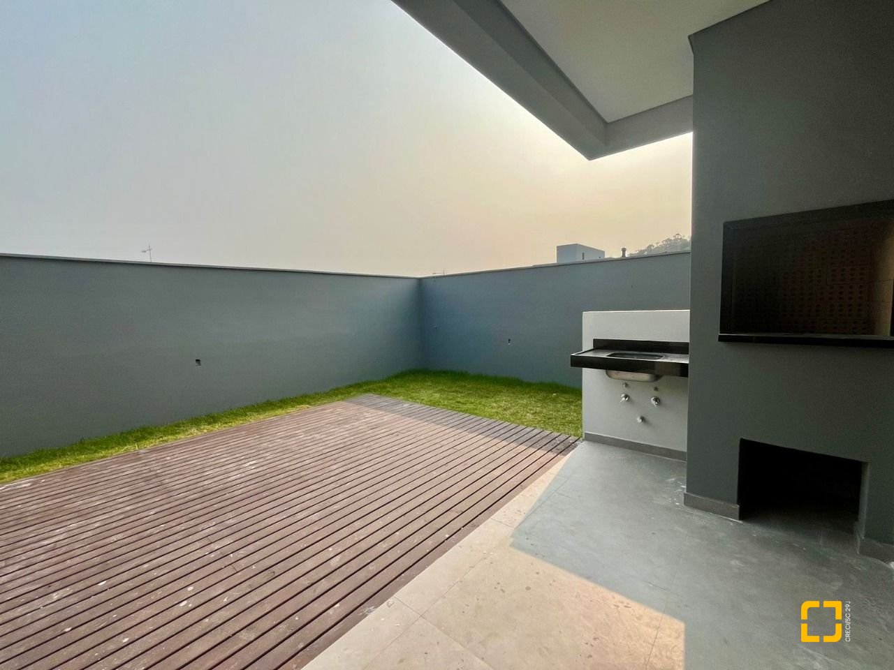 Casa com 189m², 6 quartos (sendo 3 suítes), 2 garagens, no bairro Rio Tavares em Florianópolis