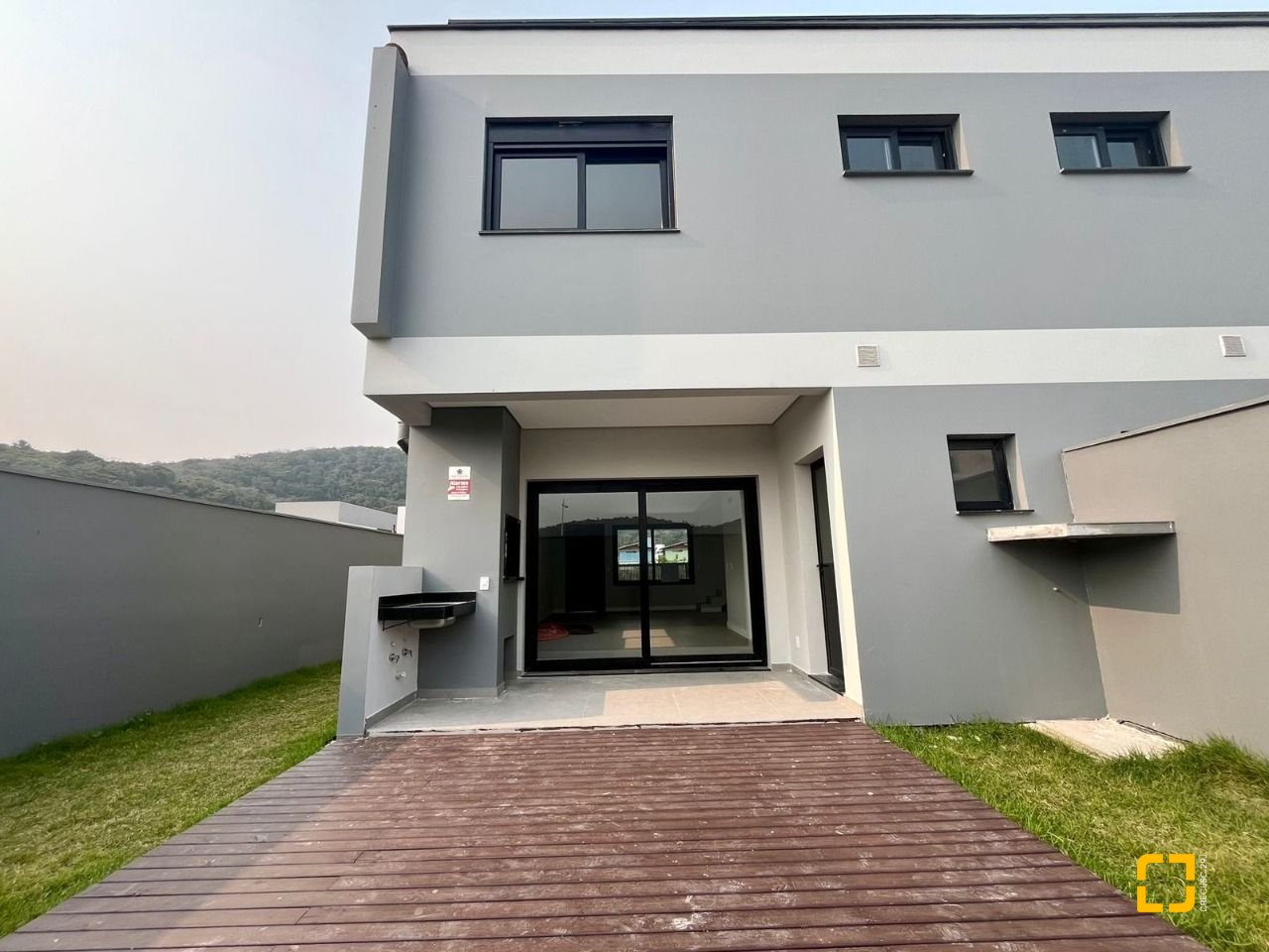Casa com 189m², 6 quartos (sendo 3 suítes), 2 garagens, no bairro Rio Tavares em Florianópolis