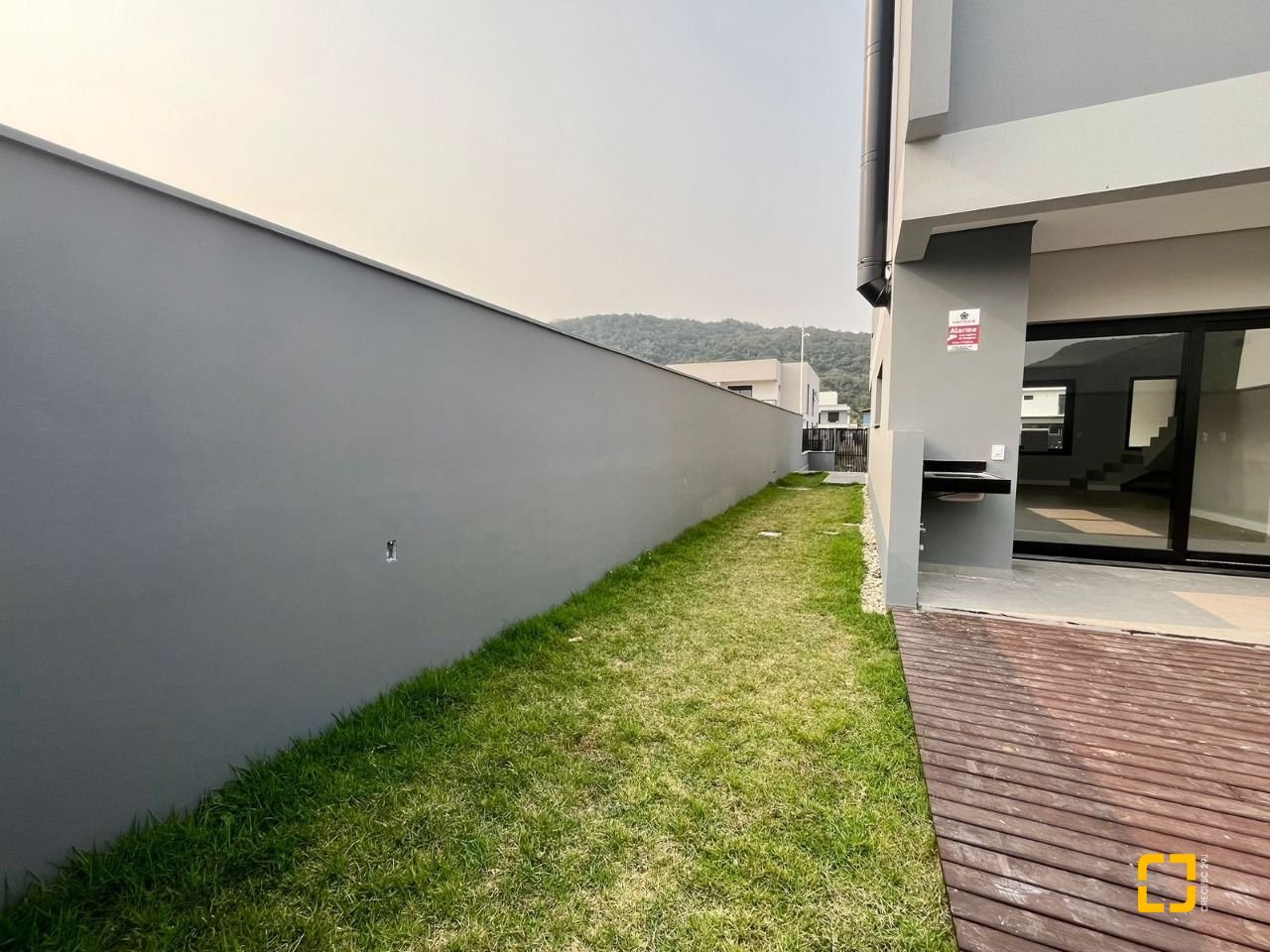 Casa com 189m², 6 quartos (sendo 3 suítes), 2 garagens, no bairro Rio Tavares em Florianópolis