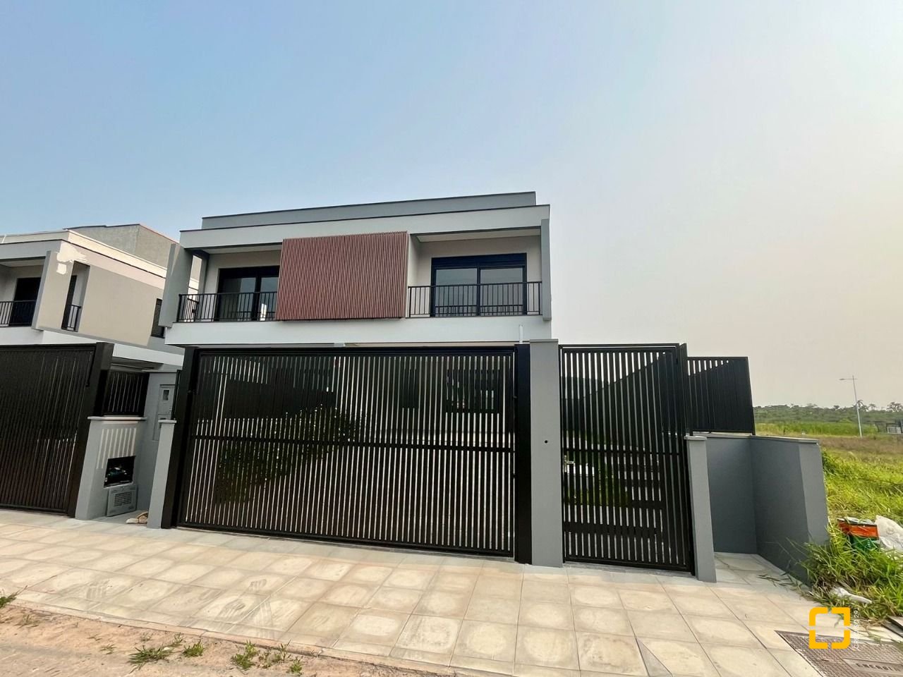 Casa com 189m², 6 quartos (sendo 3 suítes), 2 garagens, no bairro Rio Tavares em Florianópolis