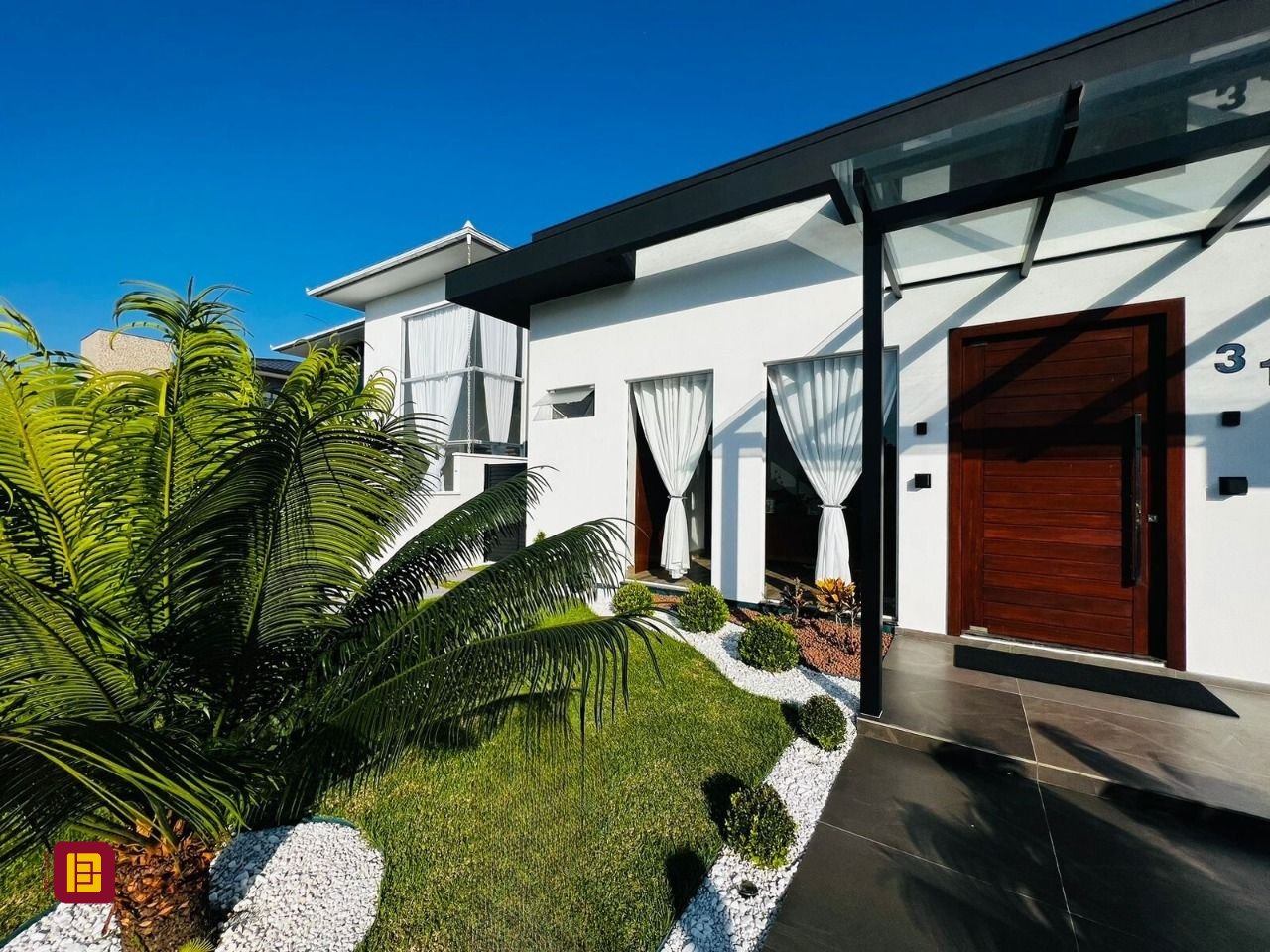Casa de Condomínio com 350m², 7 quartos (sendo 3 suítes), 2 garagens, no bairro Rio Vermelho em Florianópolis