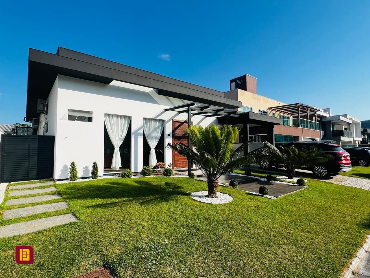 Casa de Condomínio com 350m², 7 quartos (sendo 3 suítes), 2 garagens, no bairro Rio Vermelho em Florianópolis
