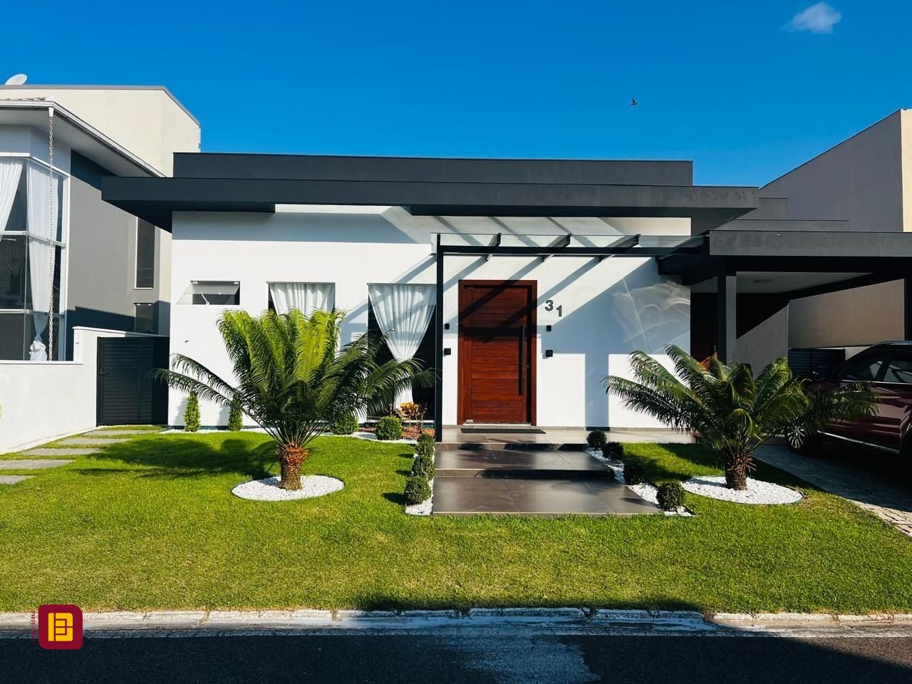 Casa de Condomínio com 350m², 7 quartos (sendo 3 suítes), 2 garagens, no bairro Rio Vermelho em Florianópolis