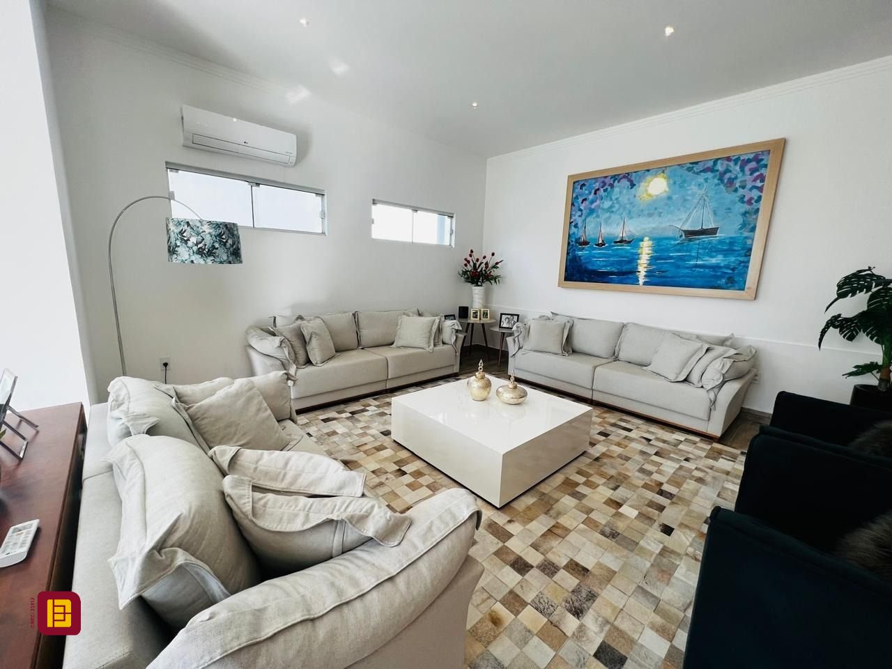 Casa de Condomínio com 350m², 7 quartos (sendo 3 suítes), 2 garagens, no bairro Rio Vermelho em Florianópolis
