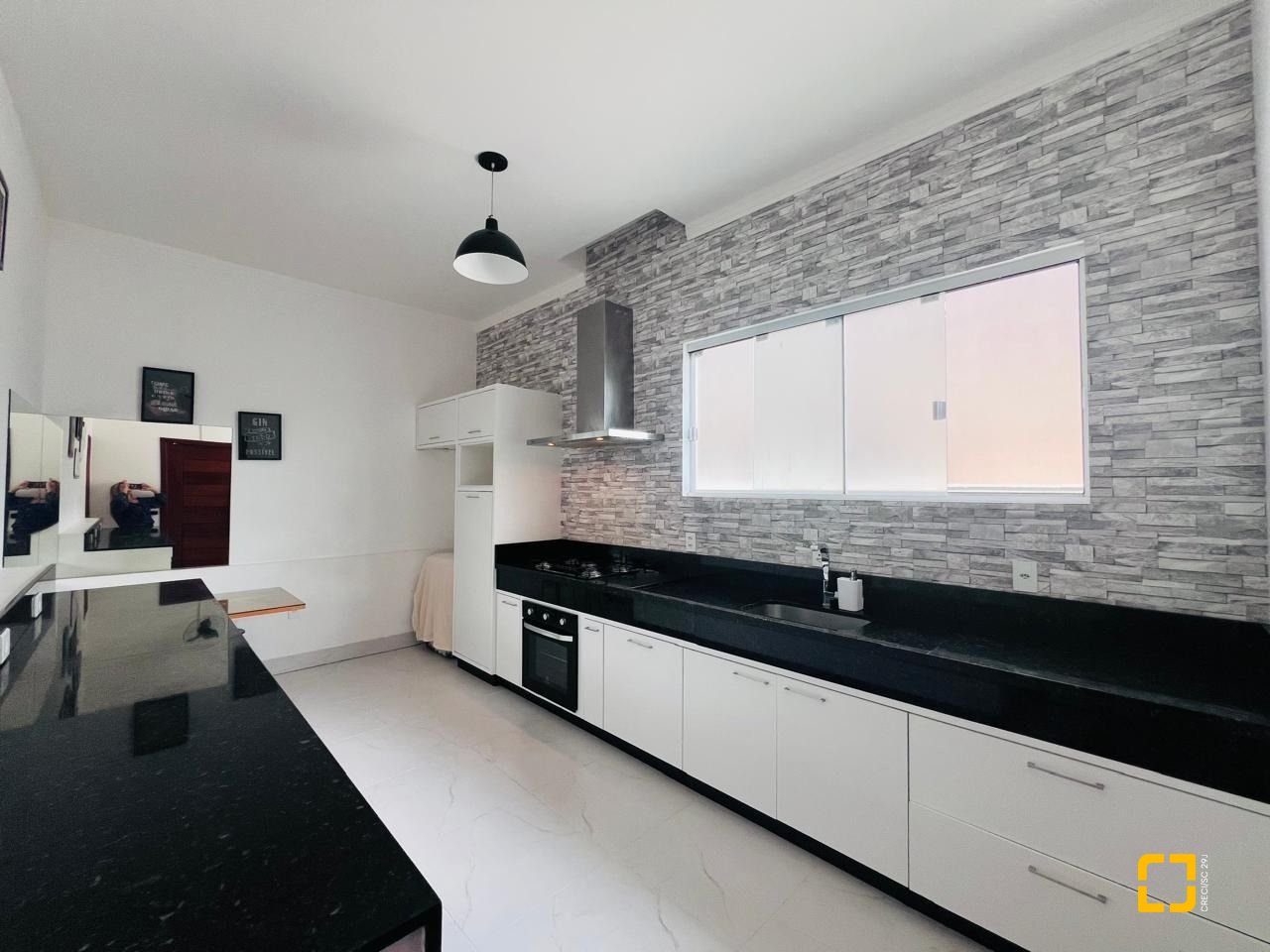 Casa de Condomínio com 350m², 7 quartos (sendo 3 suítes), 2 garagens, no bairro Rio Vermelho em Florianópolis