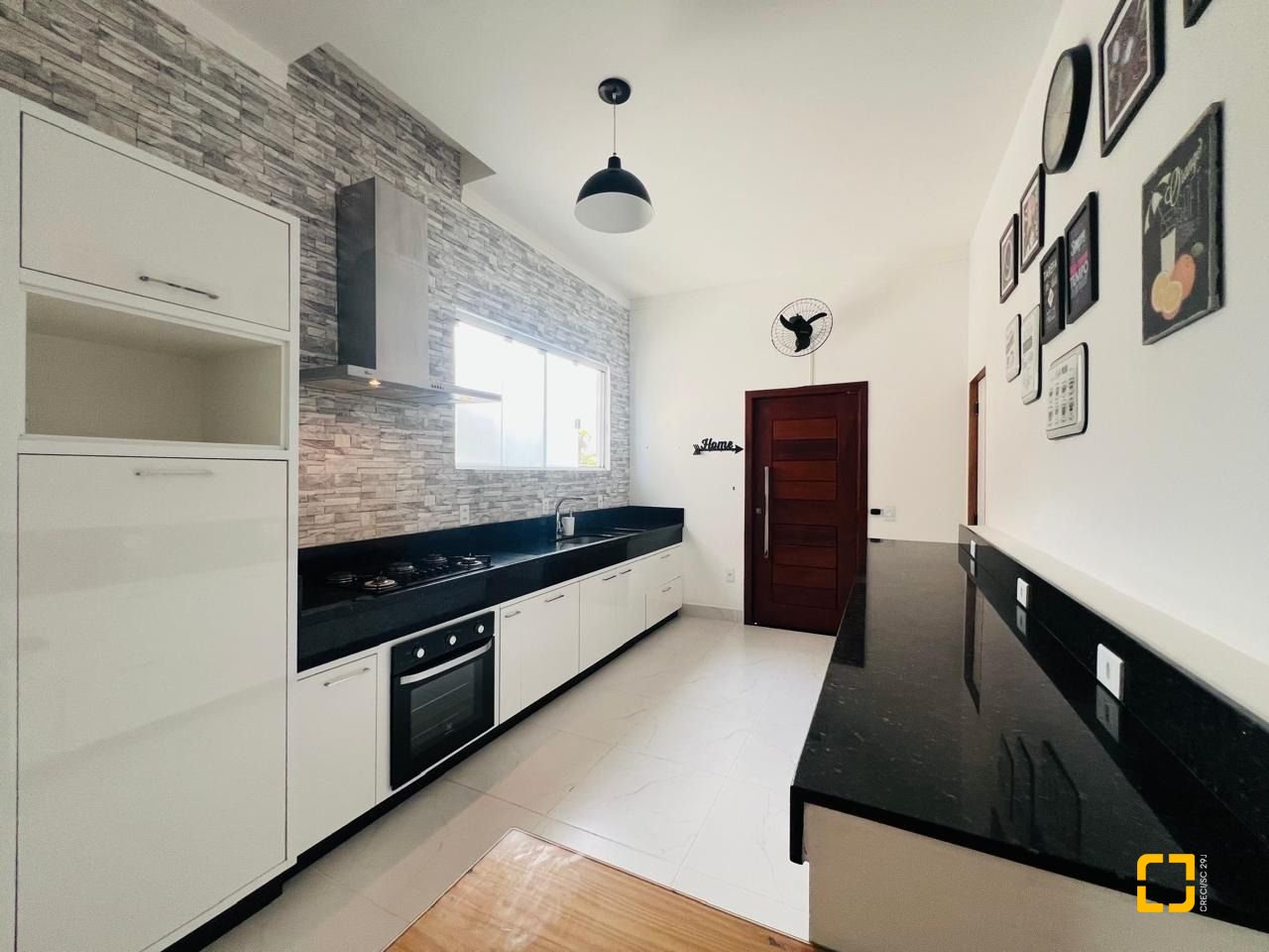 Casa de Condomínio com 350m², 7 quartos (sendo 3 suítes), 2 garagens, no bairro Rio Vermelho em Florianópolis