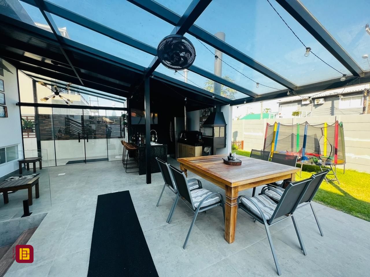 Casa de Condomínio com 350m², 7 quartos (sendo 3 suítes), 2 garagens, no bairro Rio Vermelho em Florianópolis
