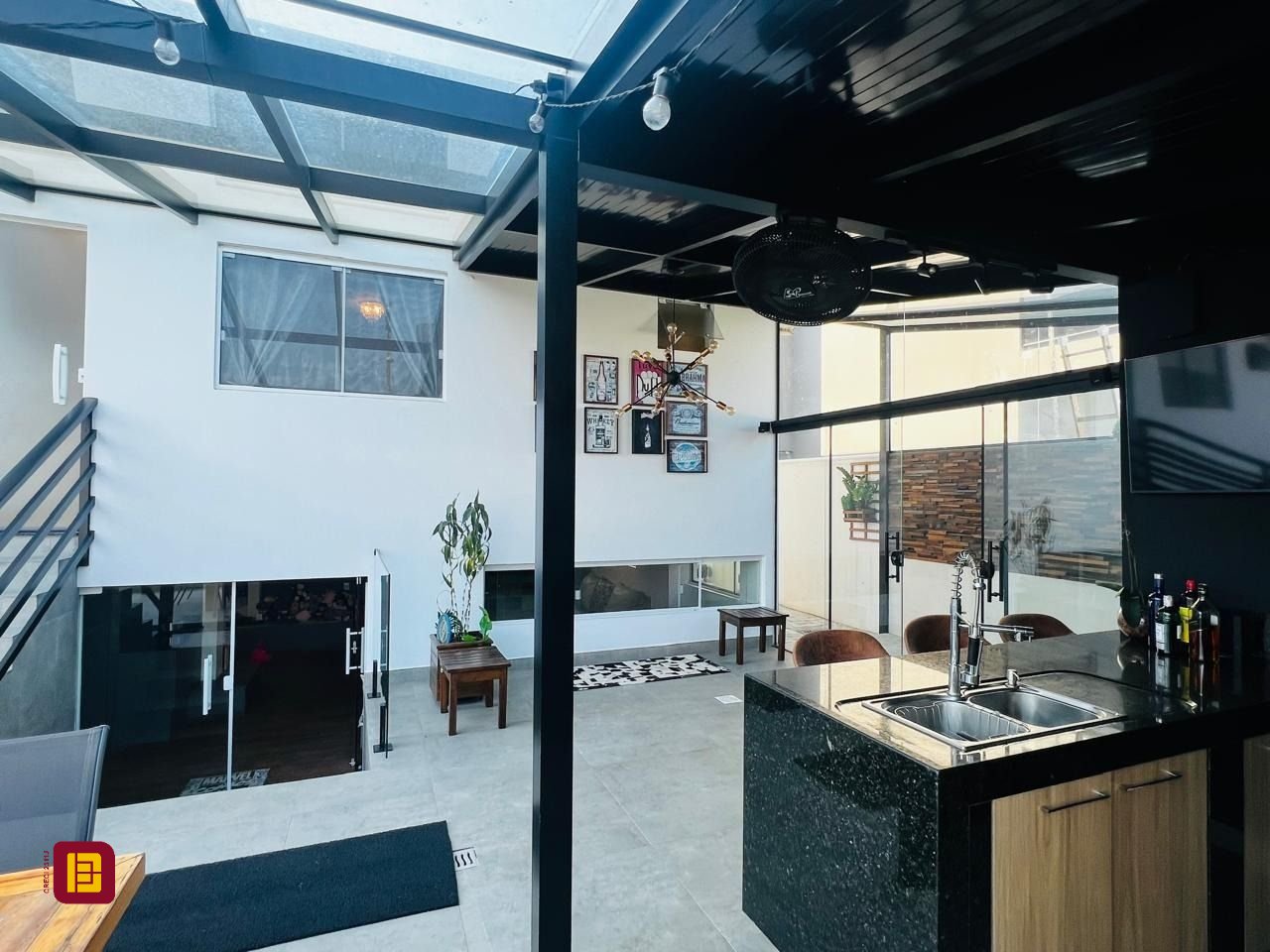 Casa de Condomínio com 350m², 7 quartos (sendo 3 suítes), 2 garagens, no bairro Rio Vermelho em Florianópolis