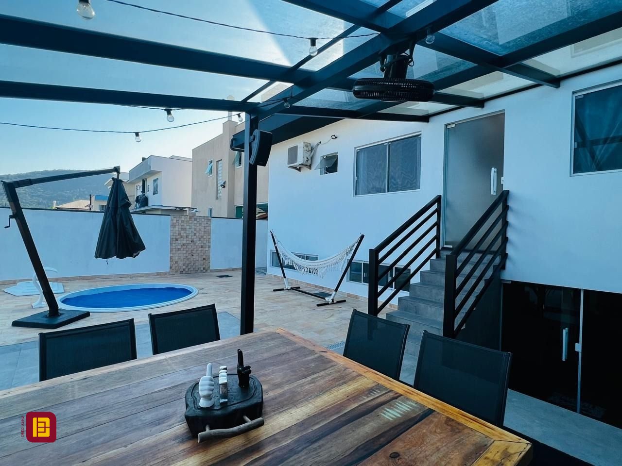 Casa de Condomínio com 350m², 7 quartos (sendo 3 suítes), 2 garagens, no bairro Rio Vermelho em Florianópolis